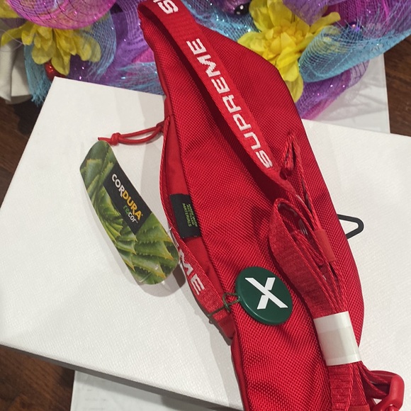 Supreme ❤️ - Picture 2 of 5